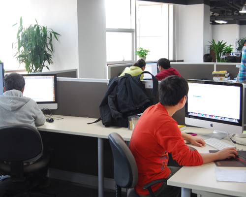 米聊內部隨處可見的辦公屏風辦公桌